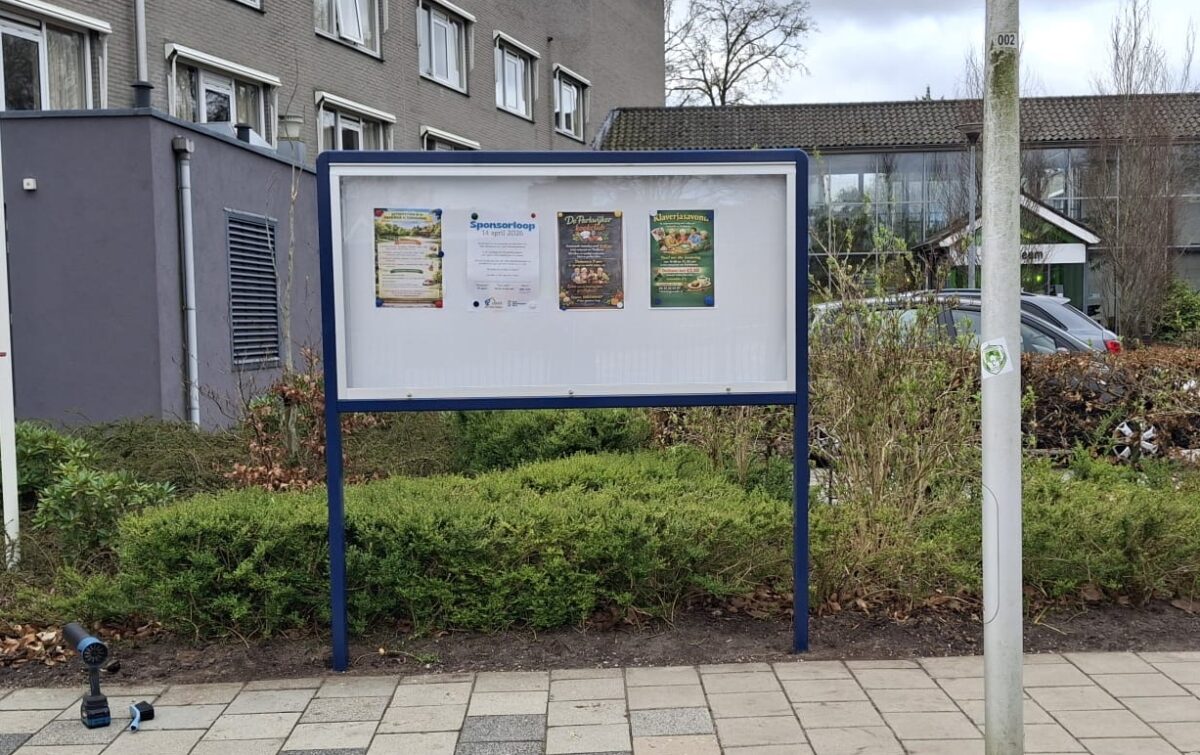 Nieuw geplaatst: aluminium informatiebord in Stadskanaal 1 Informatiebord met posters saffierblauw 200x106 cm Stadskanaal parkbestuur